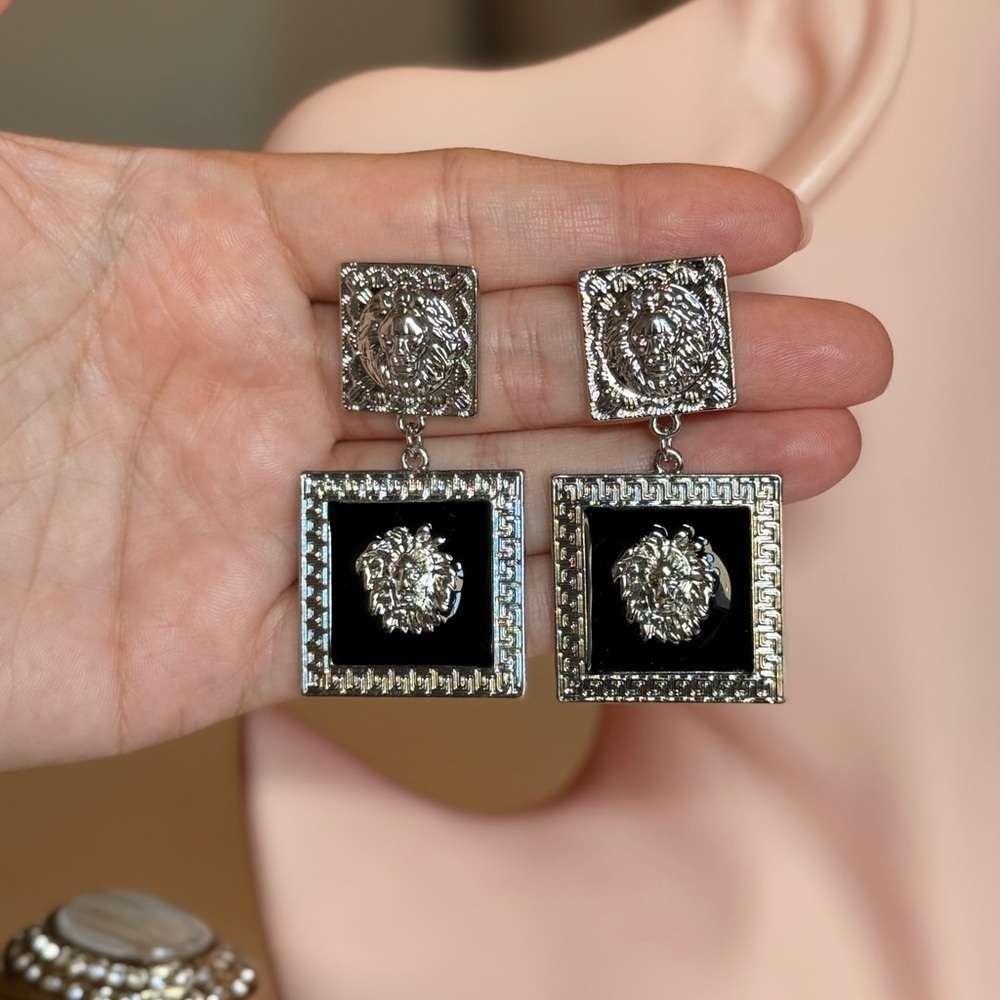 Elegant Lion Earrings - Picture 8 of 8